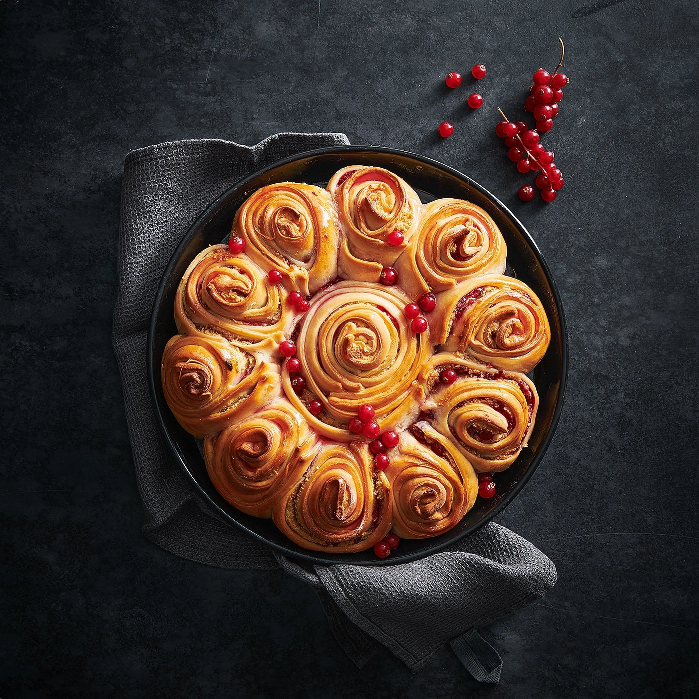 Gebäck mit roten Beeren auf einem dunklen Hintergrund, Nahaufnahme