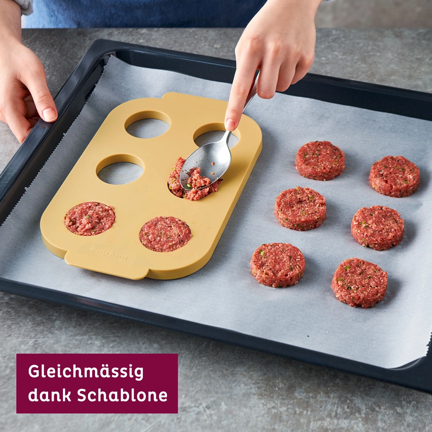 Personne façonnant des burgers avec un gabarit sur une plaque de cuisson, grâce au gabarit.