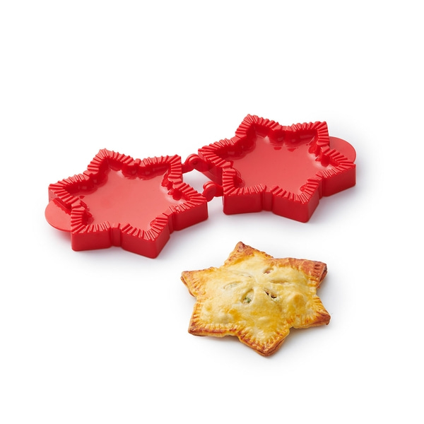 Roter Stern-Ausstecher mit Stern-Pastete auf weißem Hintergrund.