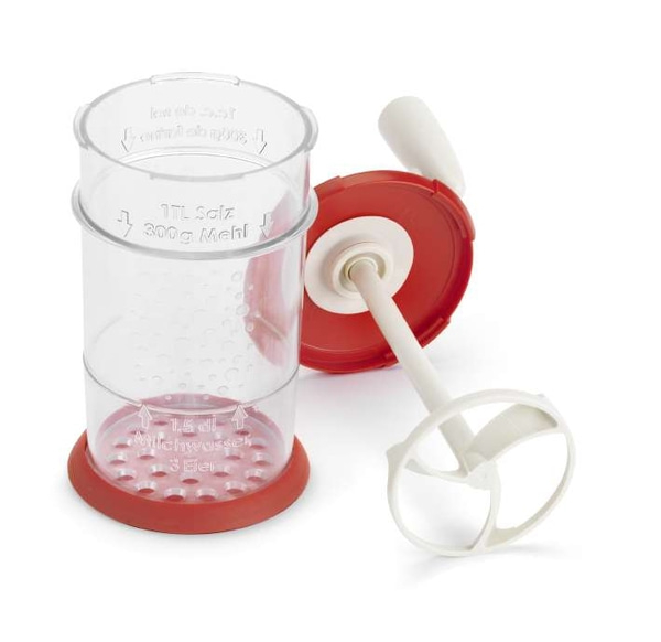 Accessoire de cuisine, récipient transparent avec couvercle rouge et fouet, isolé