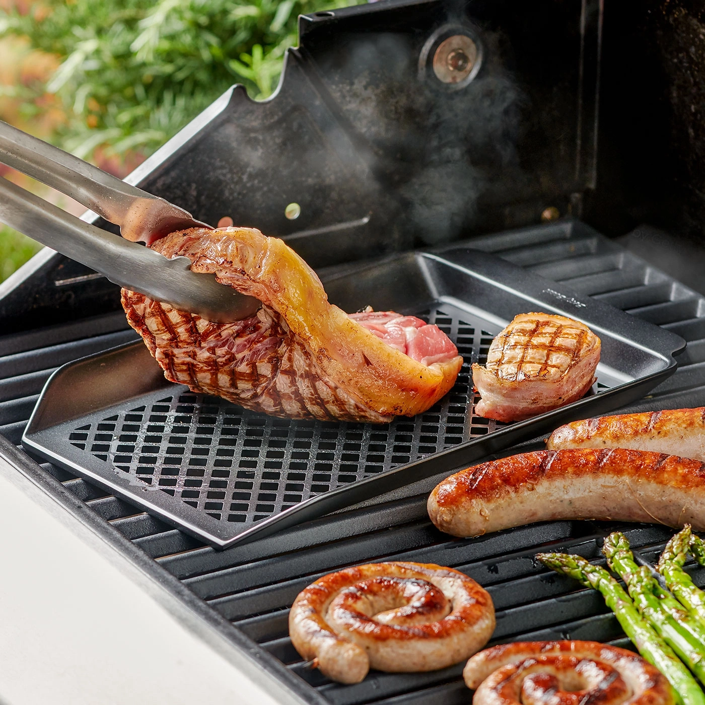 Gros plan de la cuisson de la viande et des légumes sur un barbecue