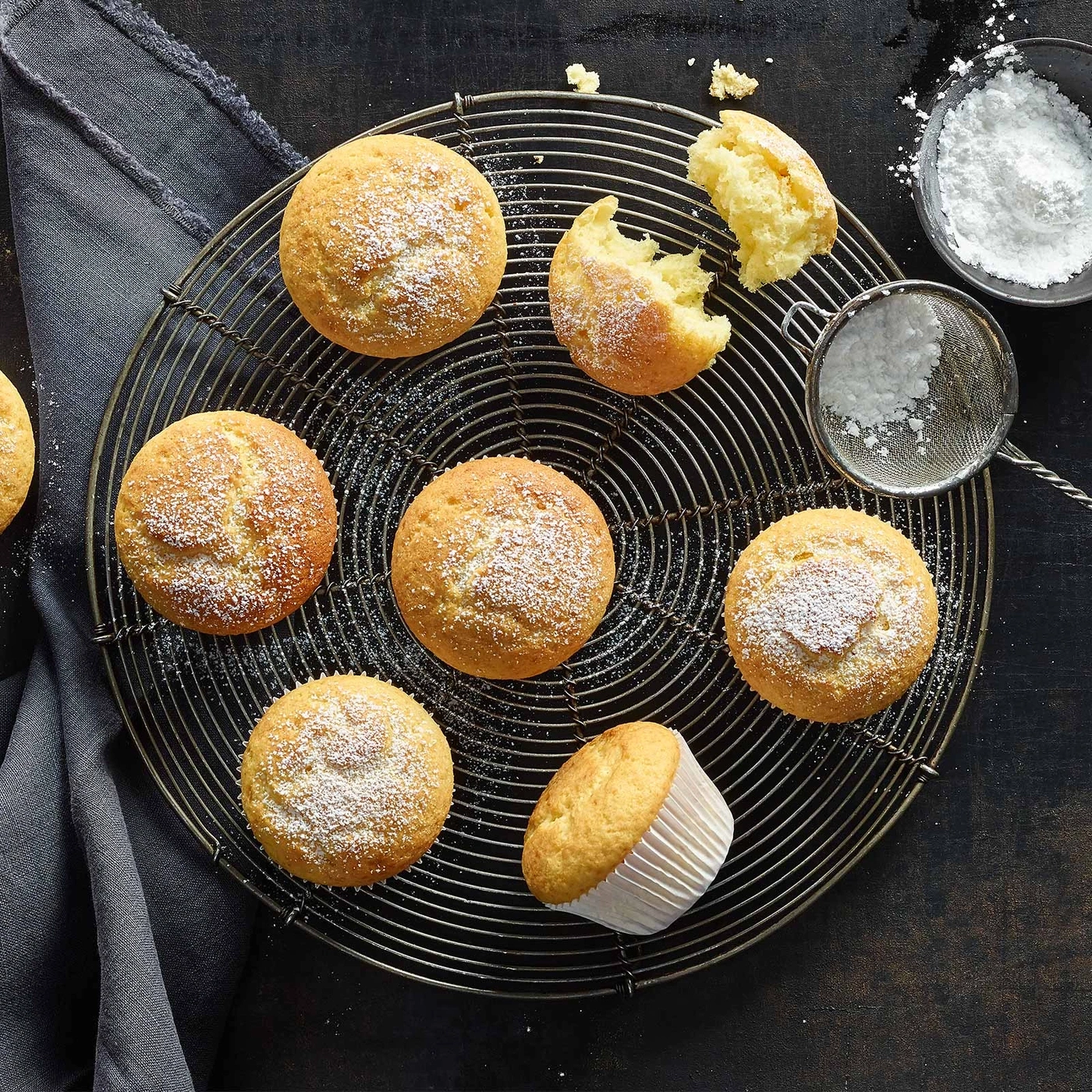 Muffins auf einem Rost, mit Puderzucker bestäubt, lecker und appetitlich