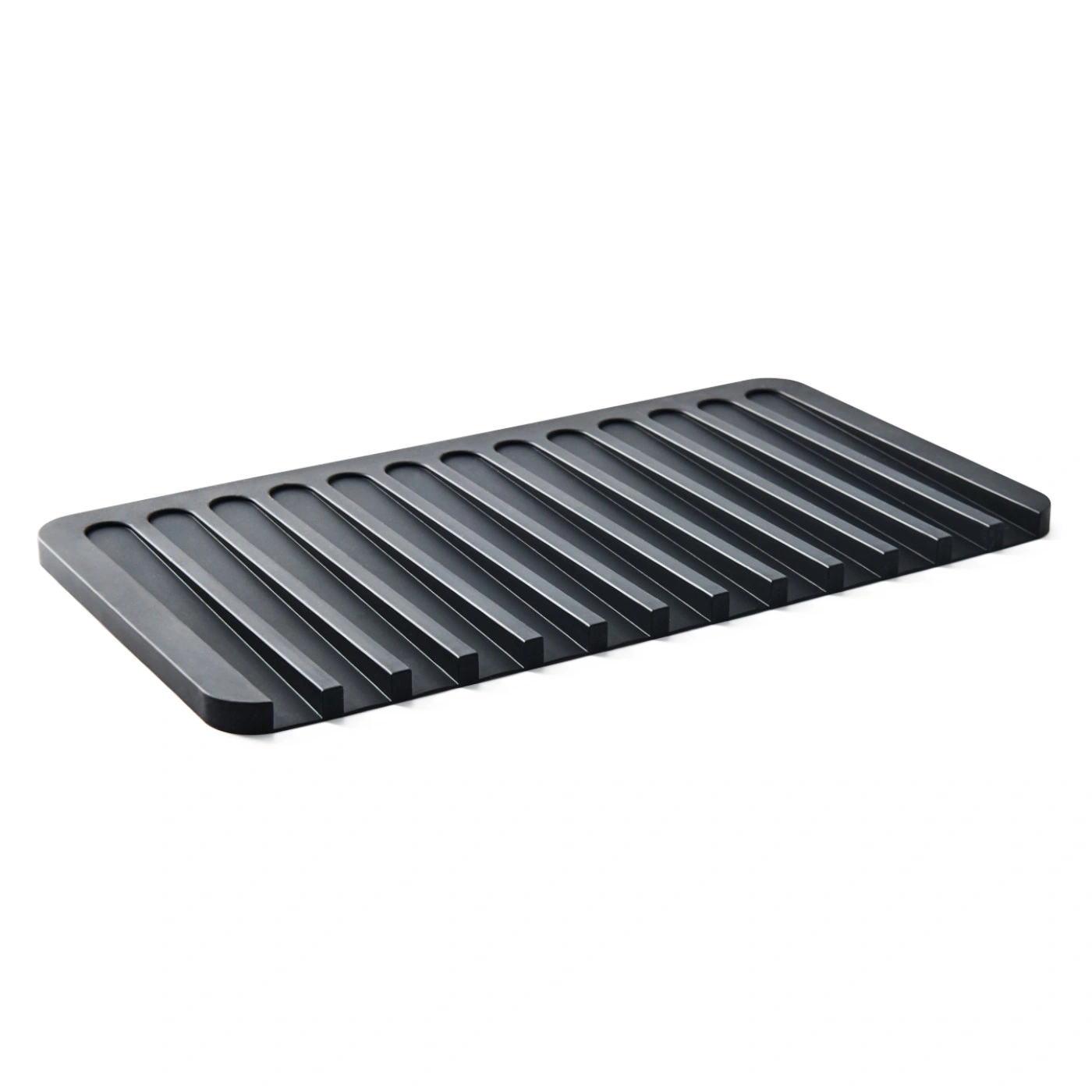 Tapis d'égouttement noir avec surface rainurée pour ustensiles de cuisine