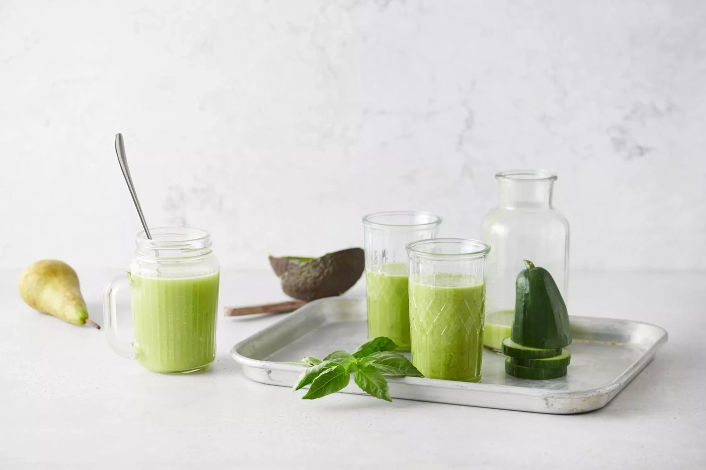 Smoothie vert à l'avocat, concombre, poire et basilic