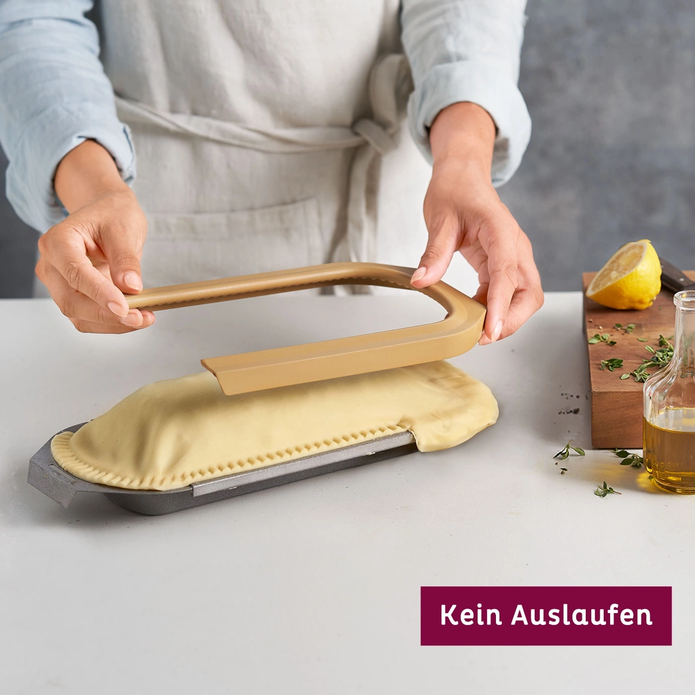Person formt Teigtasche mit Werkzeug, Küche, Essen, Backen, Nahaufnahme, Hände