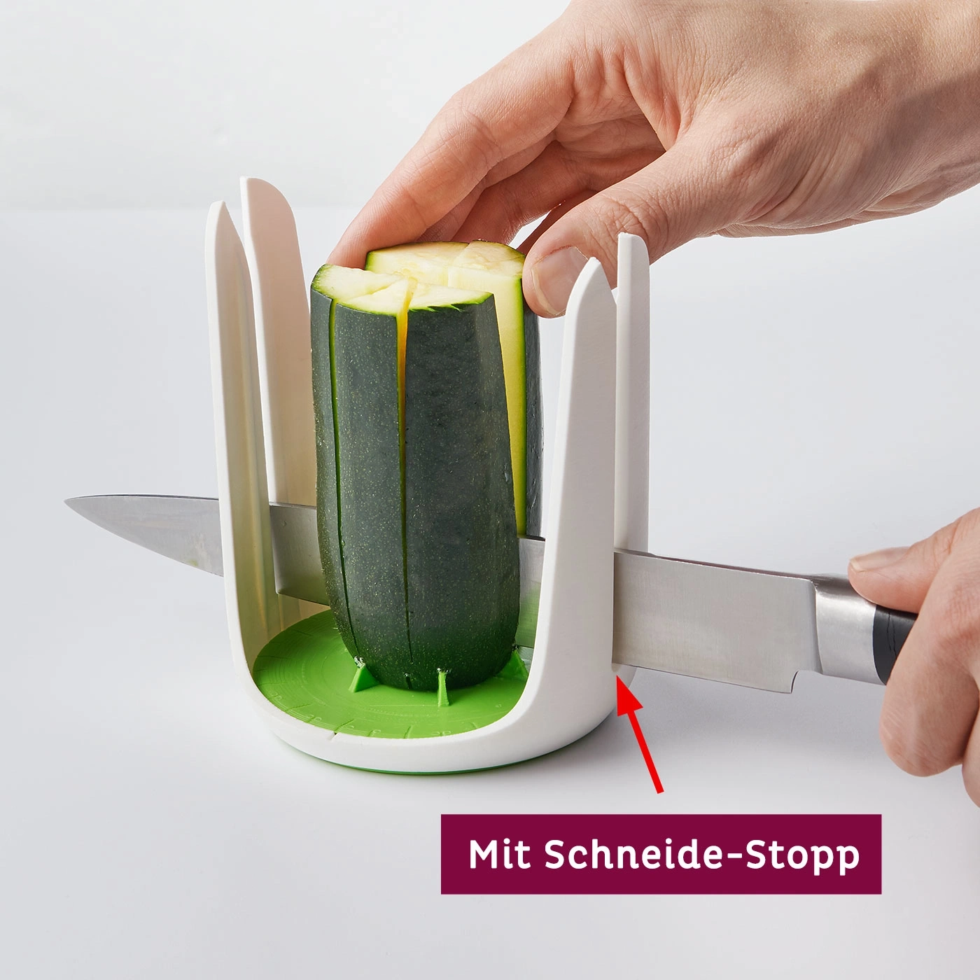 Zucchini wird mit einem Messer in einem Halter geschnitten, mit Schneide-Stopp.
