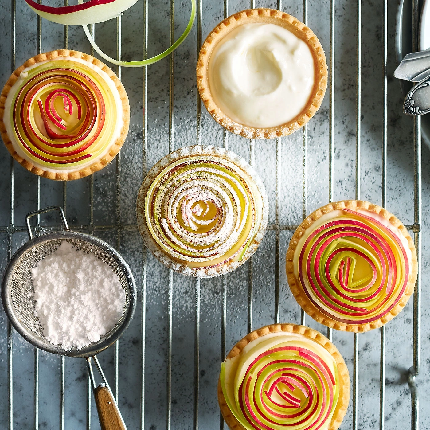 Apfeltörtchen auf einem Rost, Puderzucker, Nahaufnahme, Dessert, Gebäck