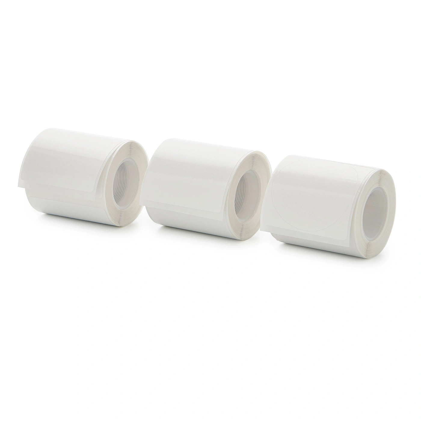 Trois rouleaux d'étiquettes blanches sur fond blanc, gros plan.