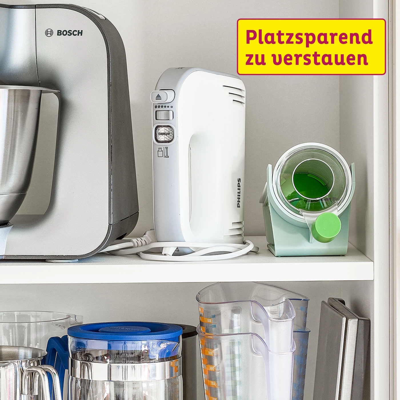 Küchengeräte in einem Schrank: Mixer, Handmixer, Messbecher, platzsparend verstauen.