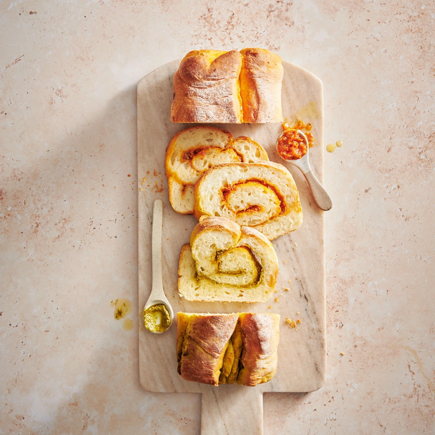 Pain sur une planche avec garniture et cuillères, gros plan, nourriture