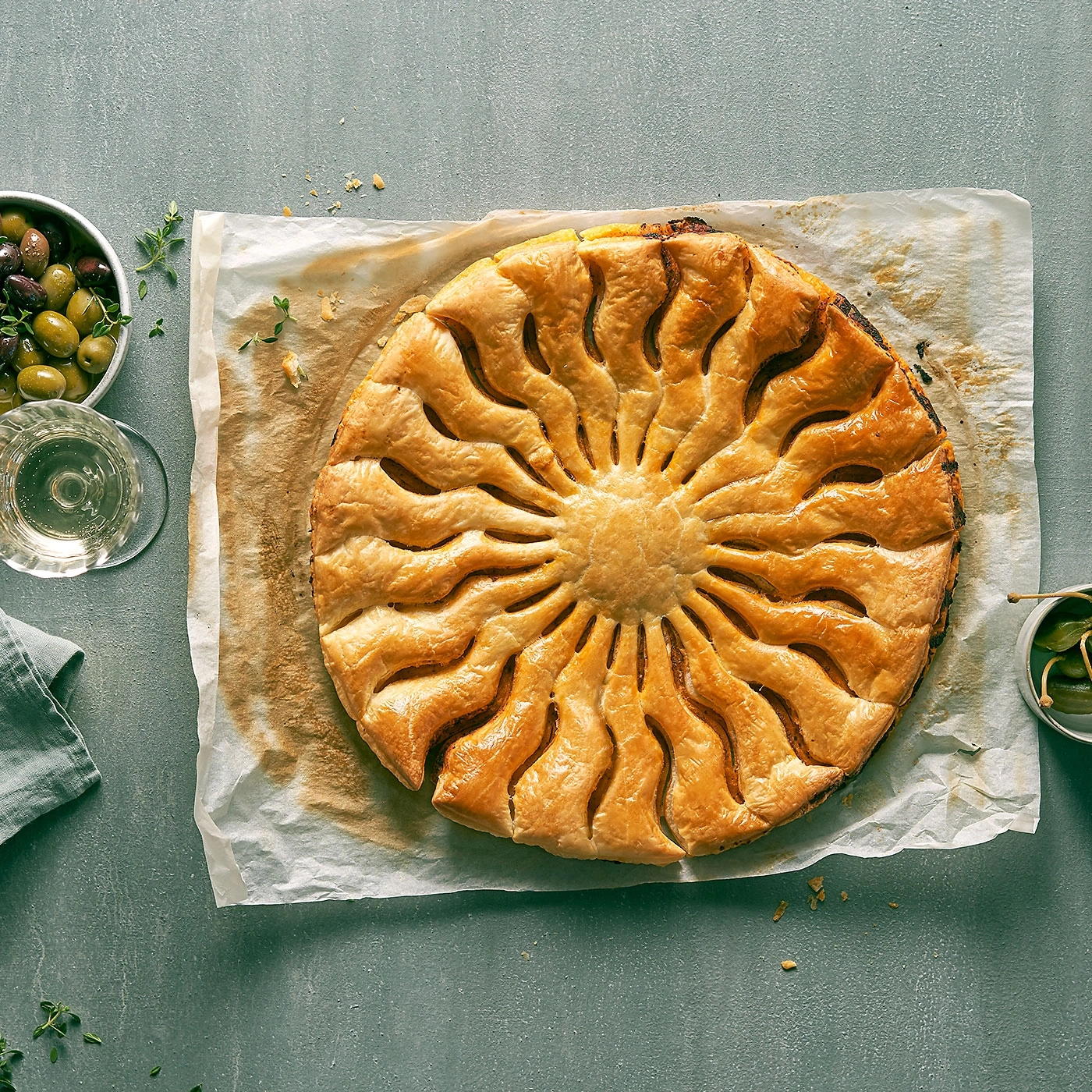Gâteau, olives, vin, thym, câpres, sur fond gris, nourriture, délicieux