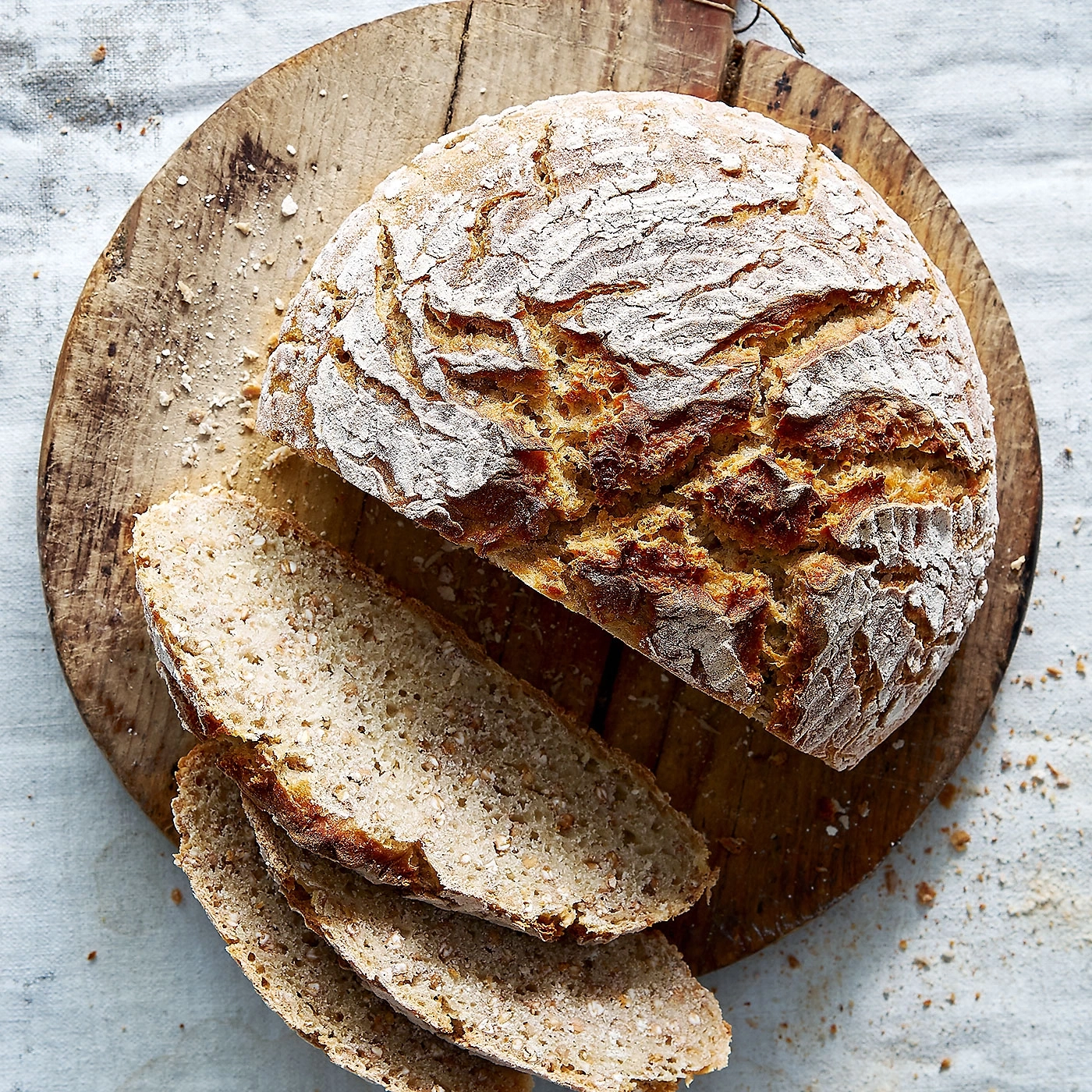 Pain tranché sur planche de bois, rustique, délicieux, fraîchement cuit, cuisine, nourriture, repas, petit déjeuner
