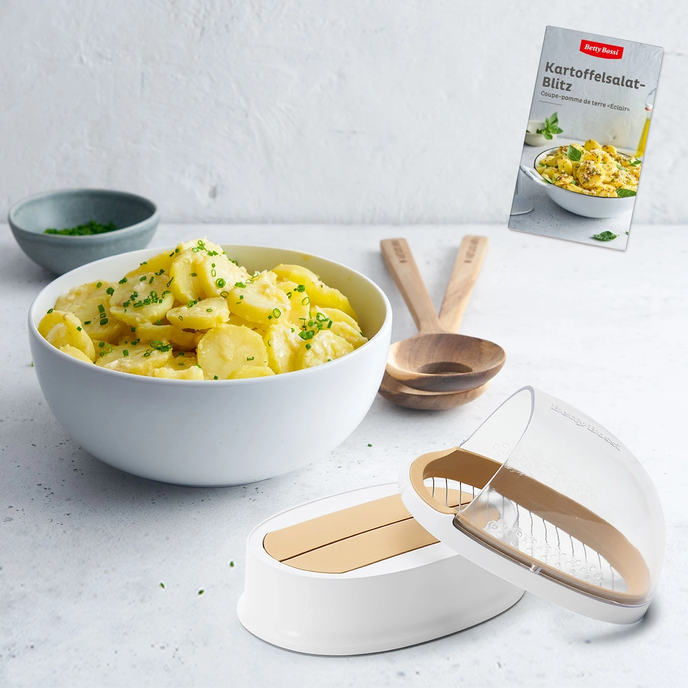 Kartoffelsalat mit Kräutern, Schüssel, Kochutensilien, Rezeptheft, Nahaufnahme