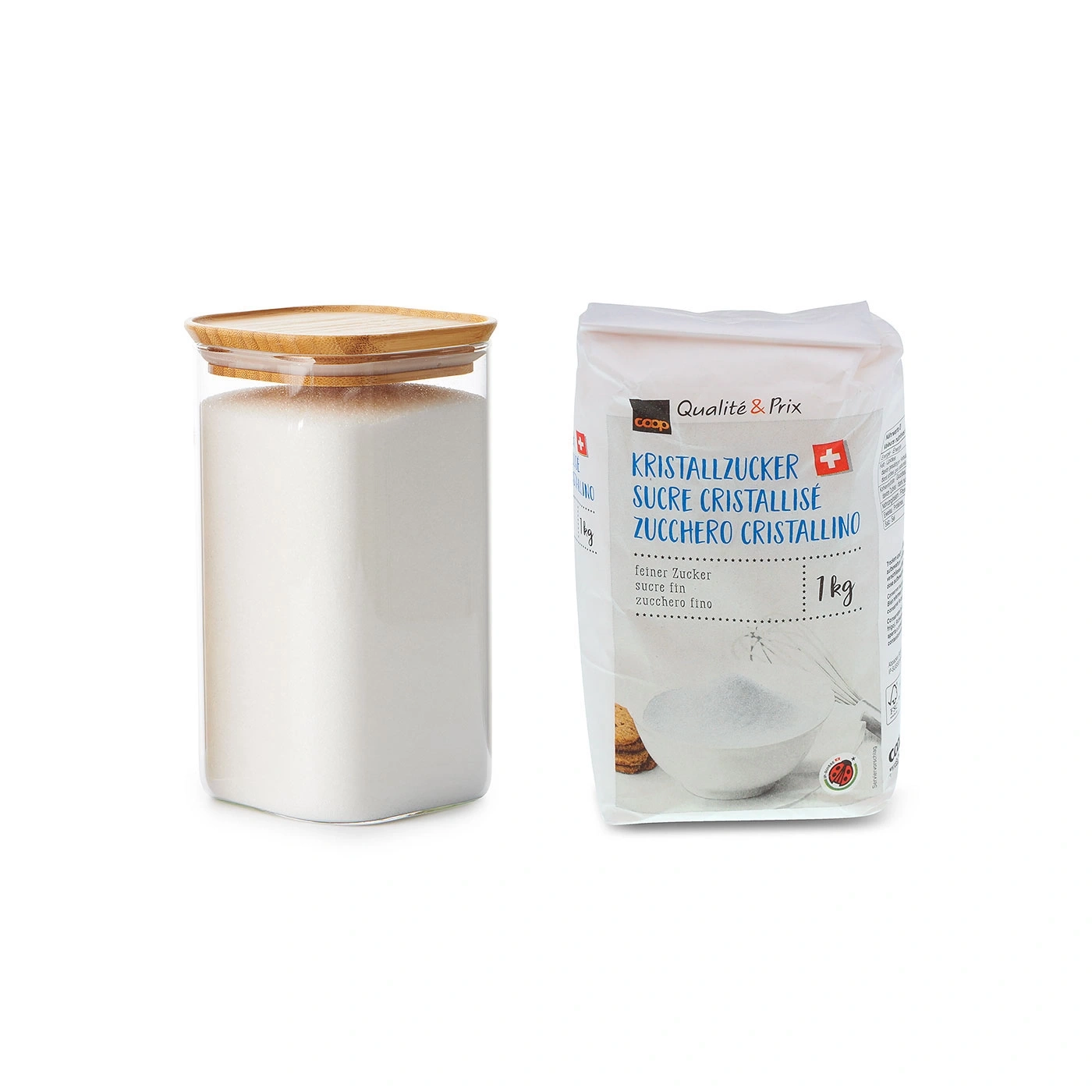 Deux récipients de sucre, un bocal et un sac, sur fond blanc. Qualité & Prix.