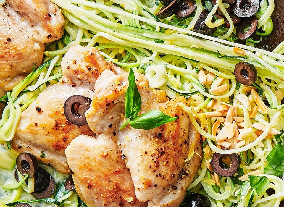 Poulet avec nouilles de courgettes, olives et amandes, plat savoureux