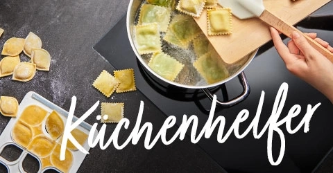 Ravioli kochen in einem Topf, Küchenhelfer, Essen zubereiten, Kochutensilien