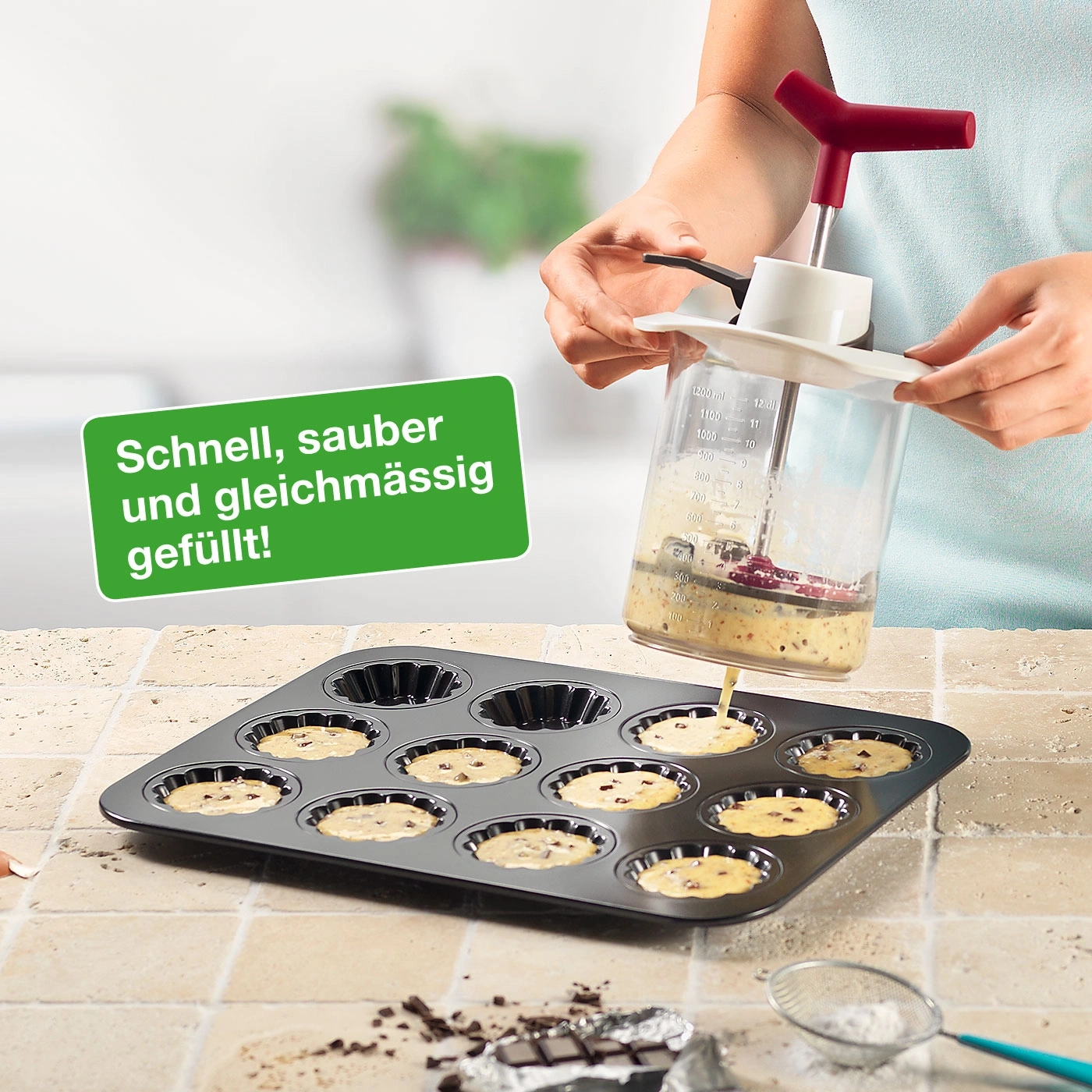 Person füllt Kuchenformen mit Teig, sauberes und schnelles Backen, gleichmäßig gefüllt.