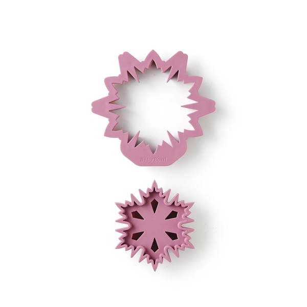 Deux emporte-pièces roses en forme d'étoiles sur fond blanc.