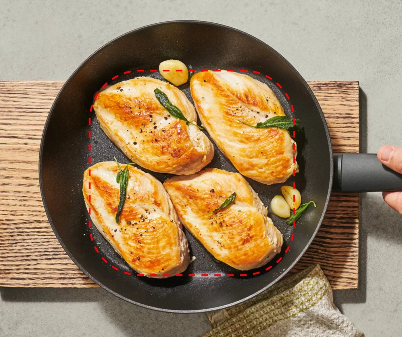 Poitrines de poulet rôties dans une poêle avec de l'ail