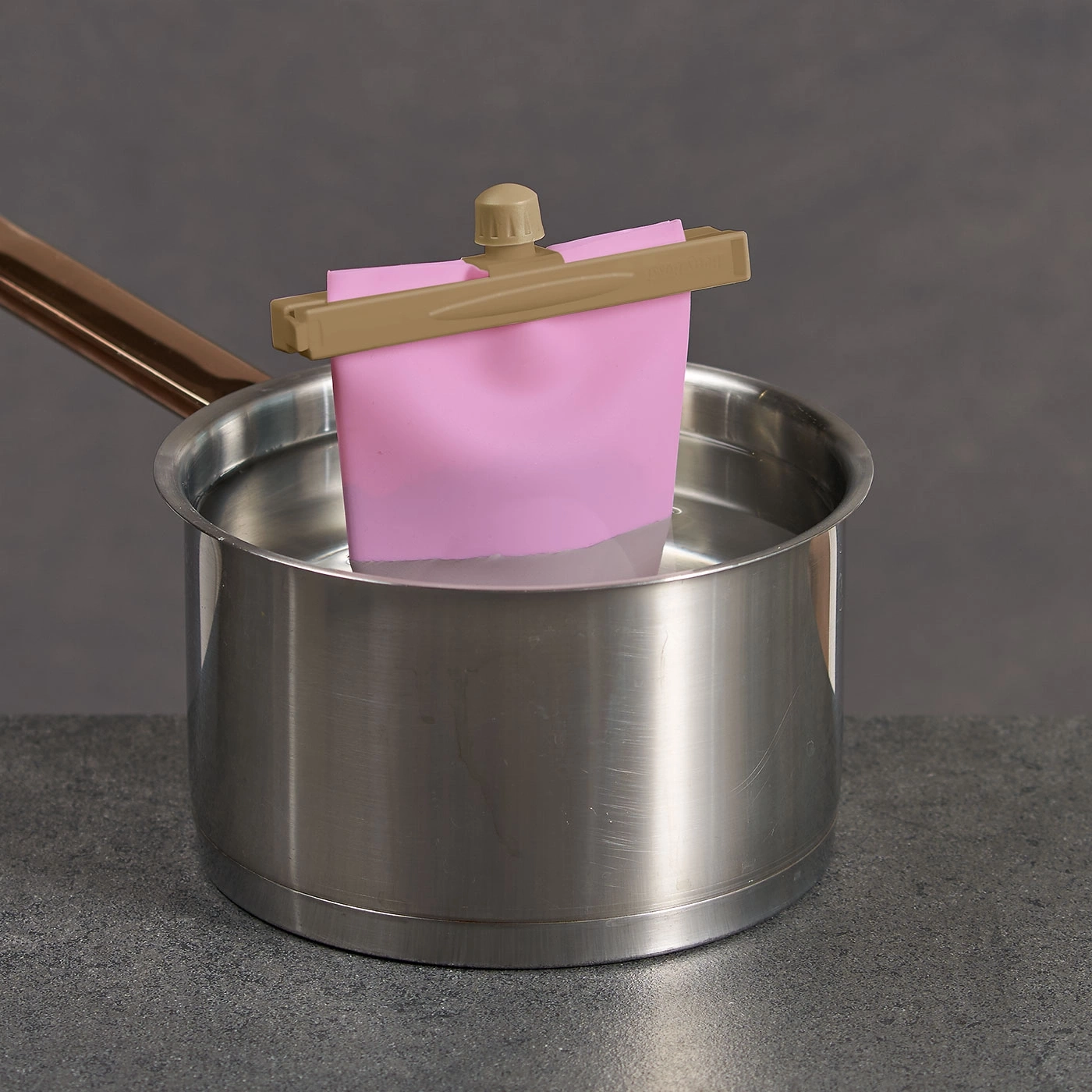 Topf mit Wasser, Beutel mit Clip, Kochutensilien, Küche, grau, pink