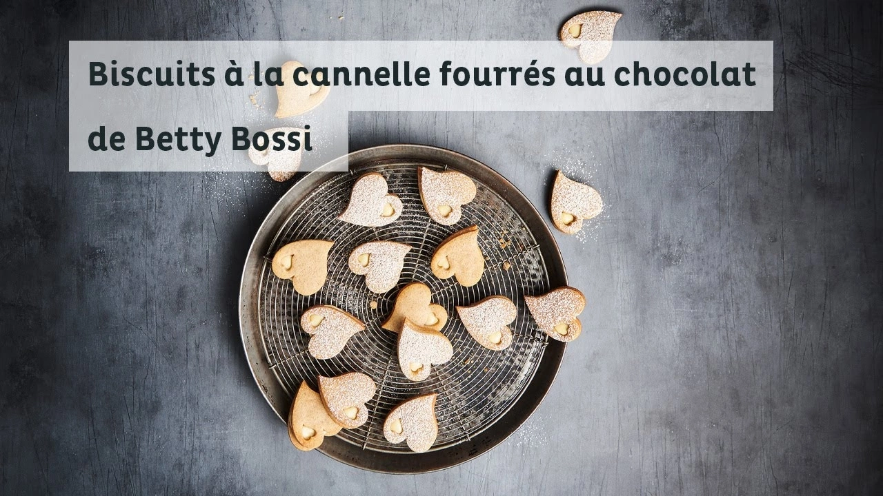 Biscuits en forme de cœur fourrés au chocolat, de Betty Bossi, sur un plateau