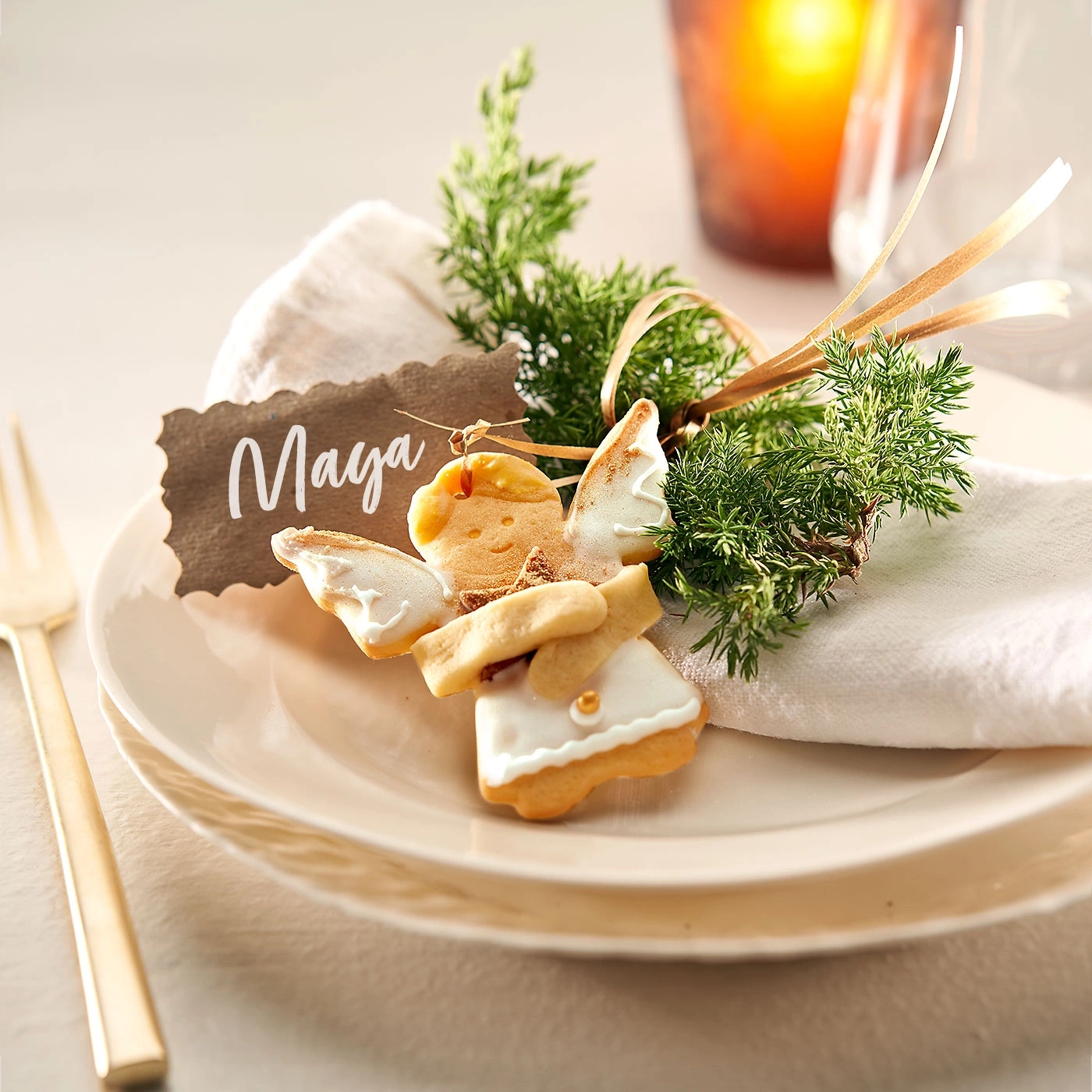 Assiette avec biscuits, serviette et décoration, étiquette de nom Maya