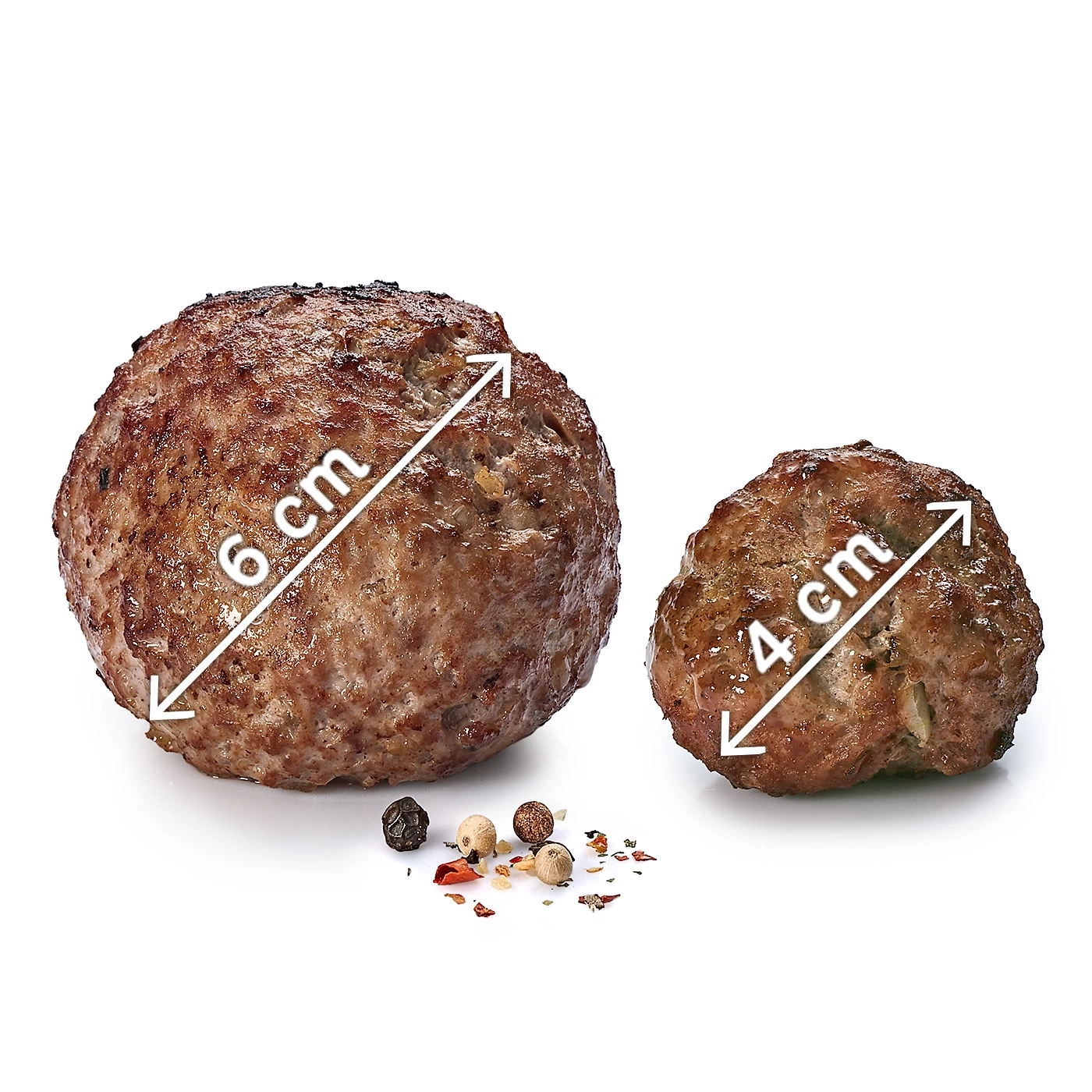 Zwei Fleischbällchen mit Pfefferkörnern, 6 cm und 4 cm groß, auf weißem Hintergrund.