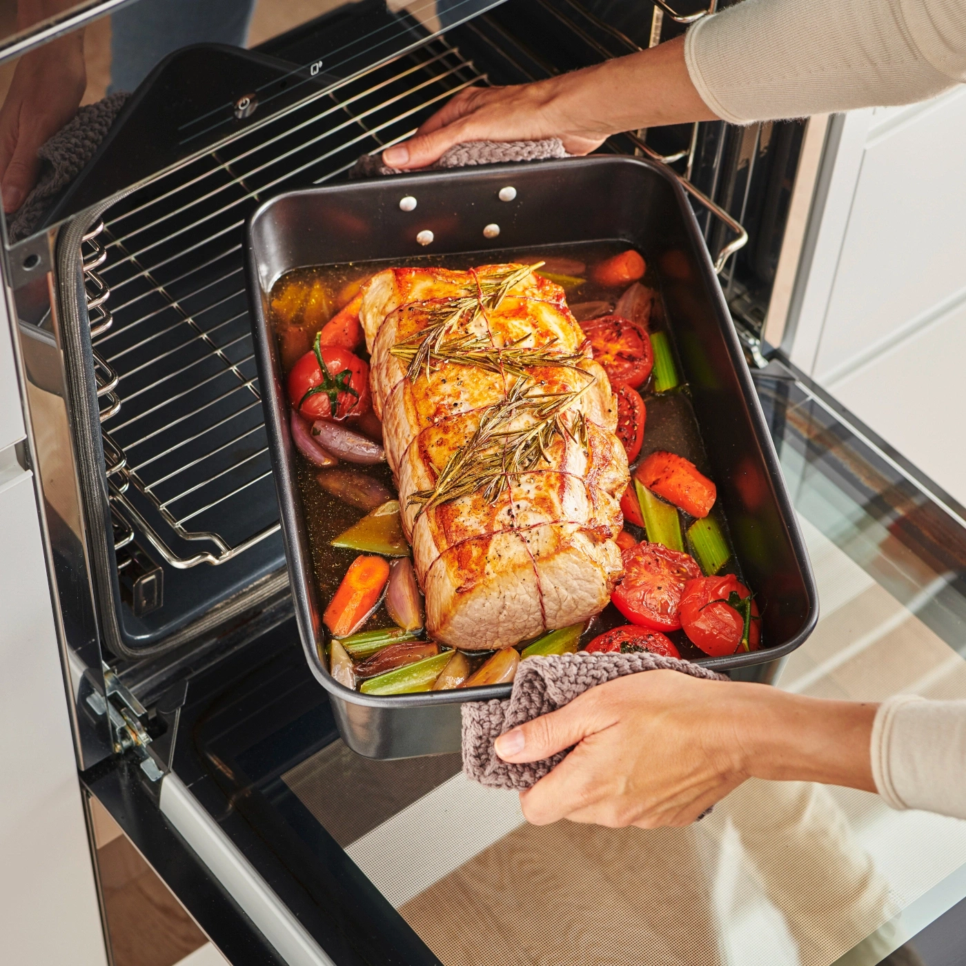 Rôti de viande avec légumes sortant du four, gros plan sur le plat