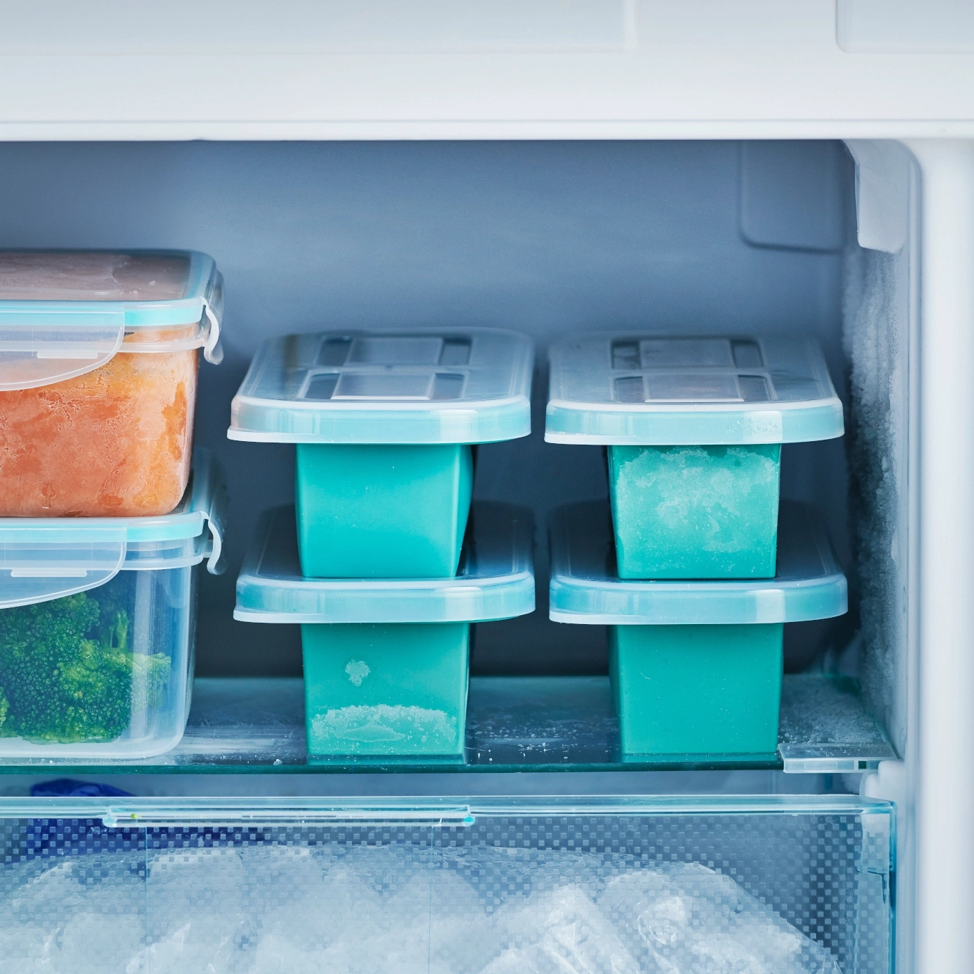 Un réfrigérateur avec des aliments congelés dans des contenants, prêts à être cuisinés.
