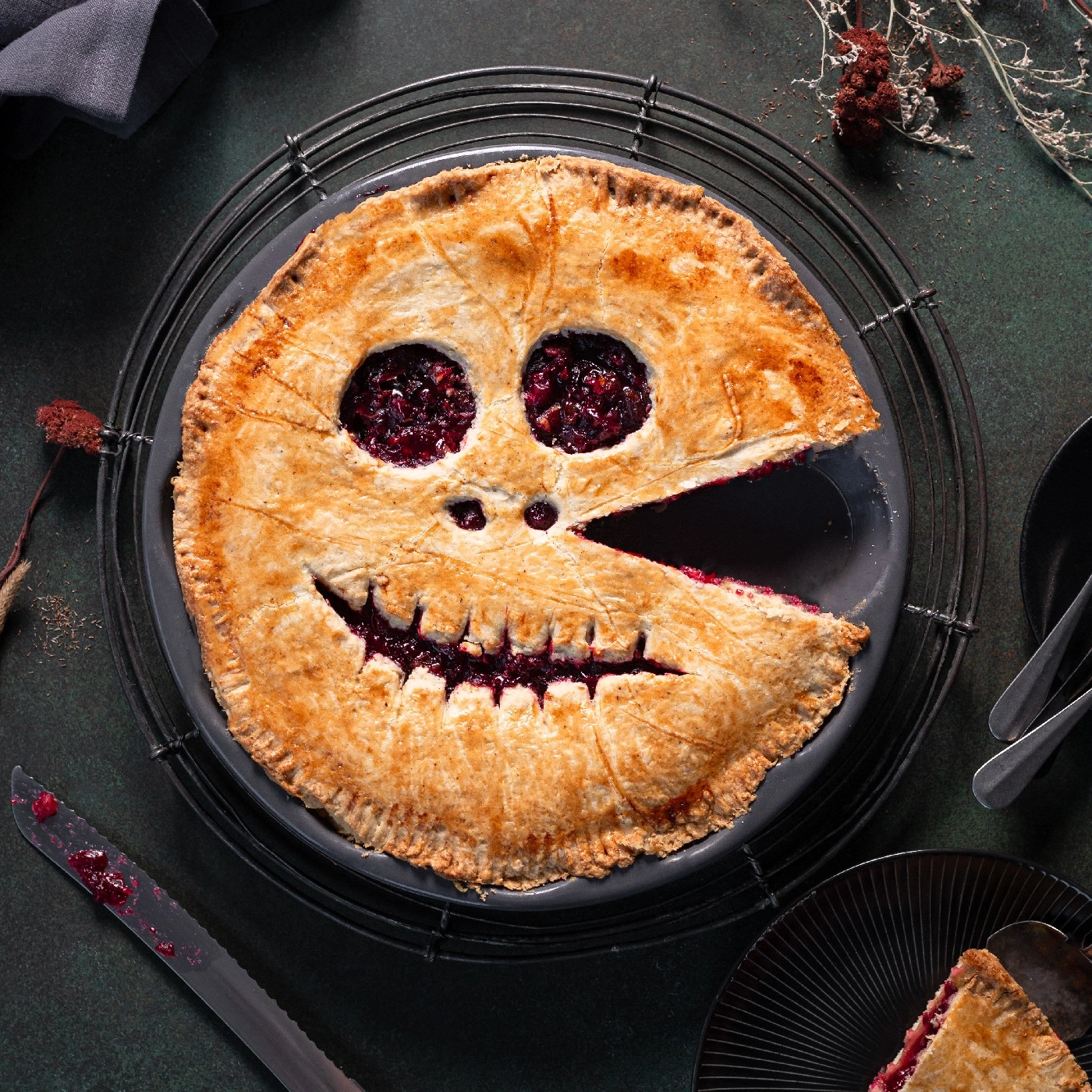 Kürbiskuchen mit gruseligem Gesicht, Halloween-Dekoration, lecker und beängstigend