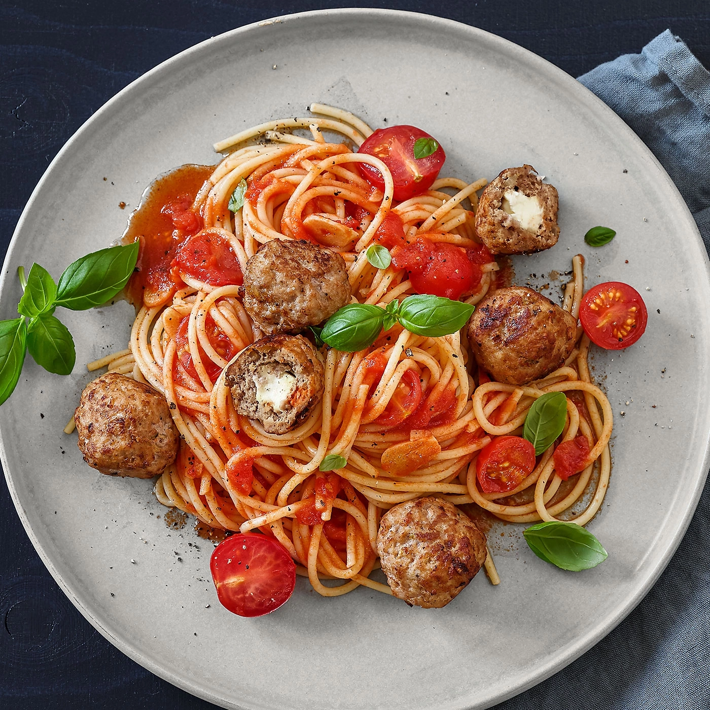 Teller Spaghetti mit Tomaten, Fleischbällchen und Basilikum, Nahaufnahme