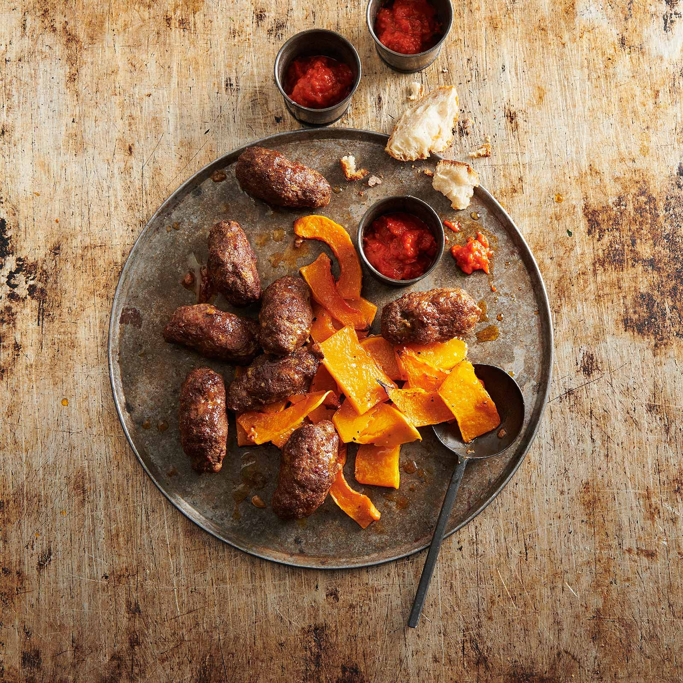 Cevapcici und Kürbis aus dem Ofen