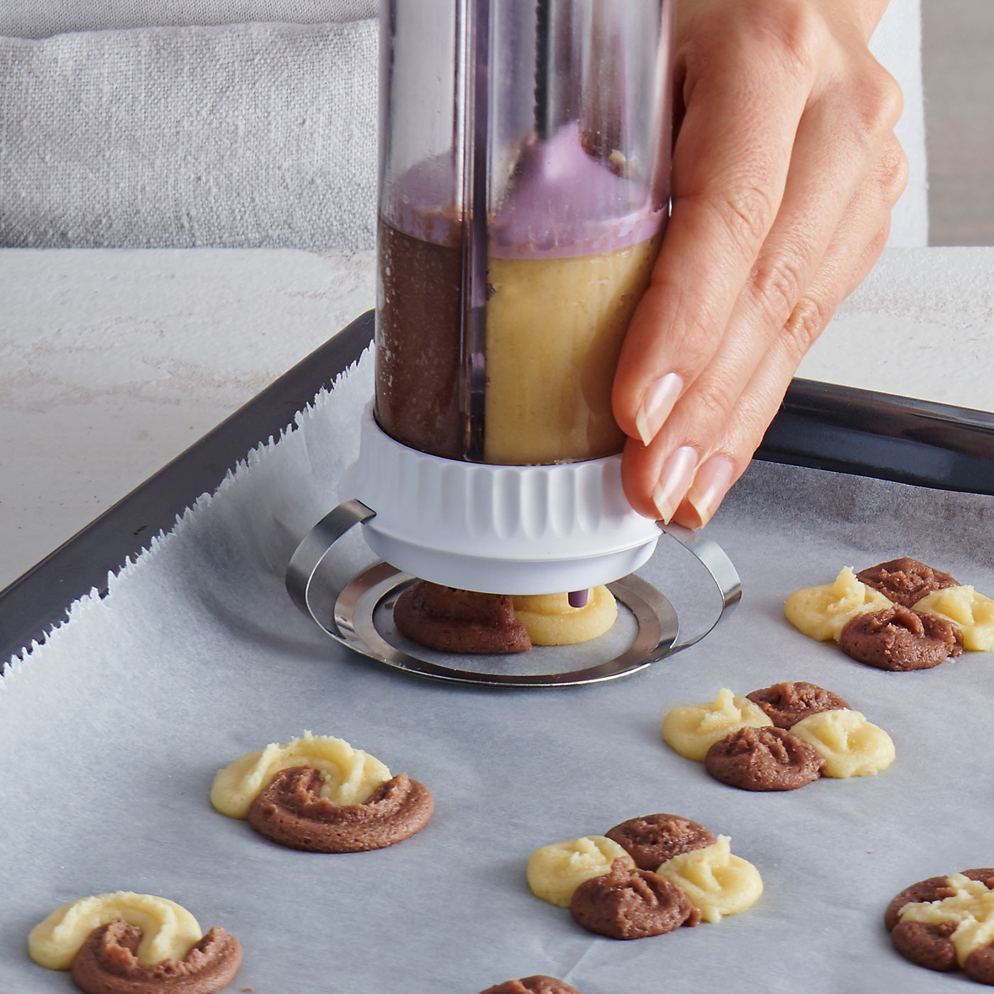 Cookie Press Mit einem Klick perfekte Plätzchen in ein oder zwei Farben formen