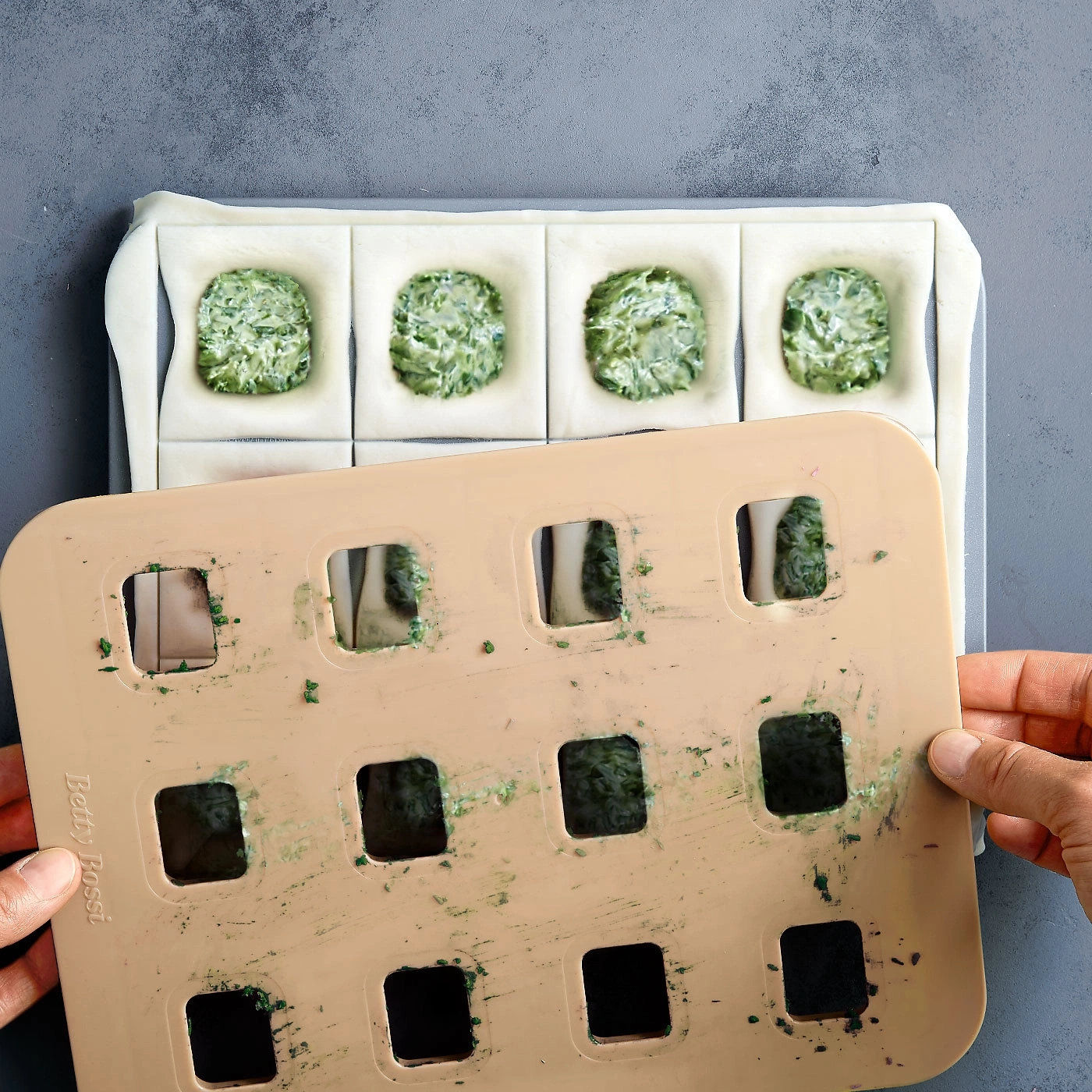 Ravioli-Zubereitung mit Form und Füllung, Nahaufnahme, Kochutensilien, Küche