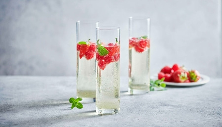Trois verres avec framboises et menthe, boisson rafraîchissante, été