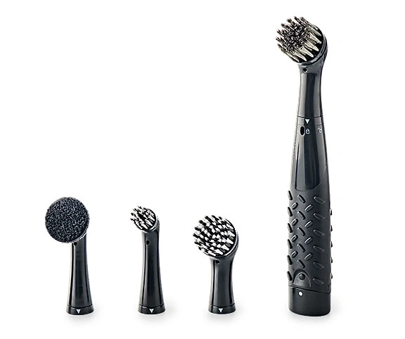 Brosse nettoyante visage électrique noire avec accessoires pour le soin de la peau.