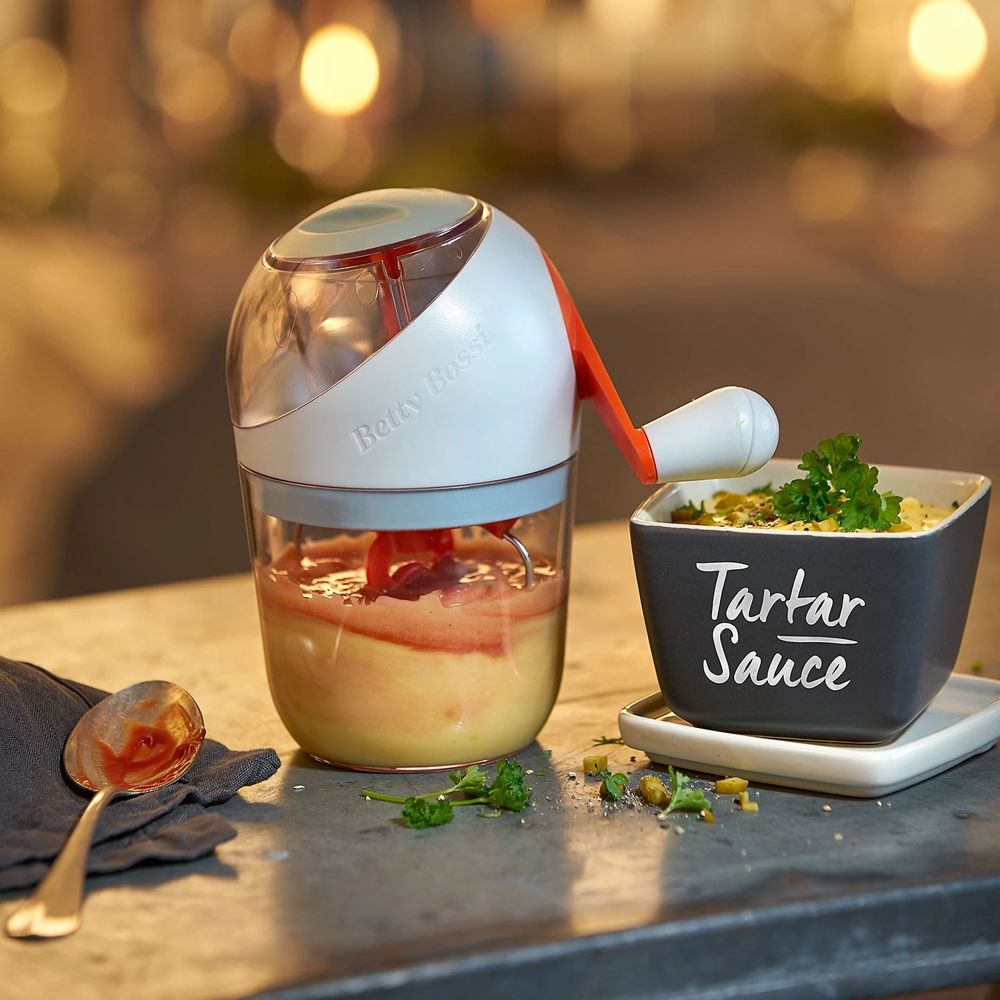 Appareil de cuisine, sauce, bol de sauce tartare, cuillère, herbes, gros plan.