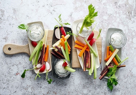 Gemüse-Snacks mit Dip auf verschiedenen Tellern, gesunde Vorspeise