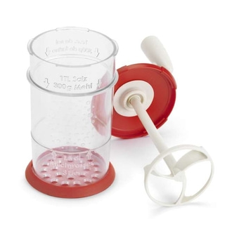 Accessoire de cuisine, récipient transparent avec couvercle rouge et fouet, isolé