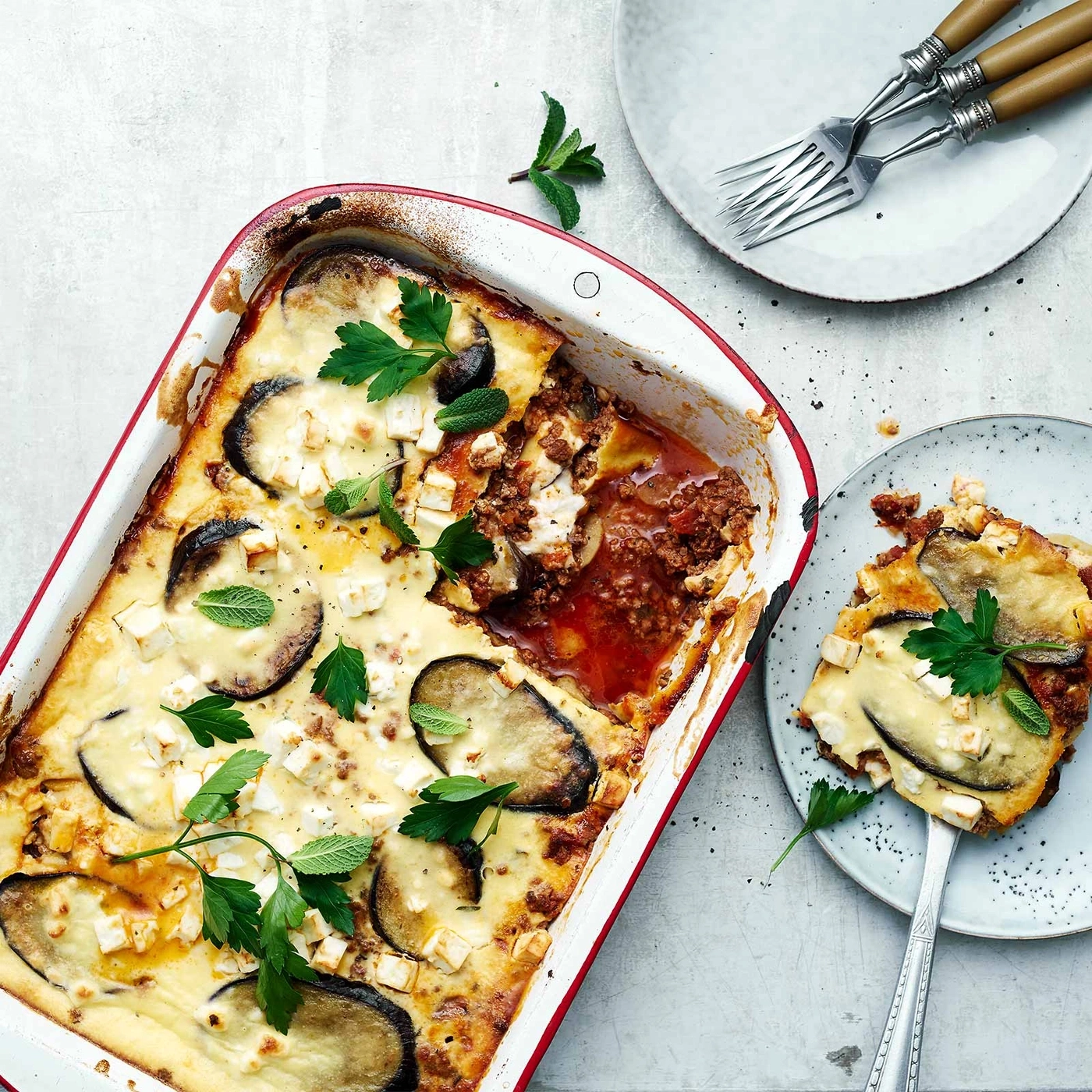 Moussaka-Auflauf mit Auberginen, Käse und Kräutern auf einem Teller serviert