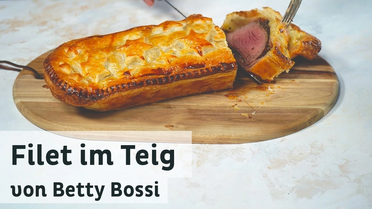 Filet im Teig von Betty Bossi auf Holzbrett, angeschnitten, goldbraun