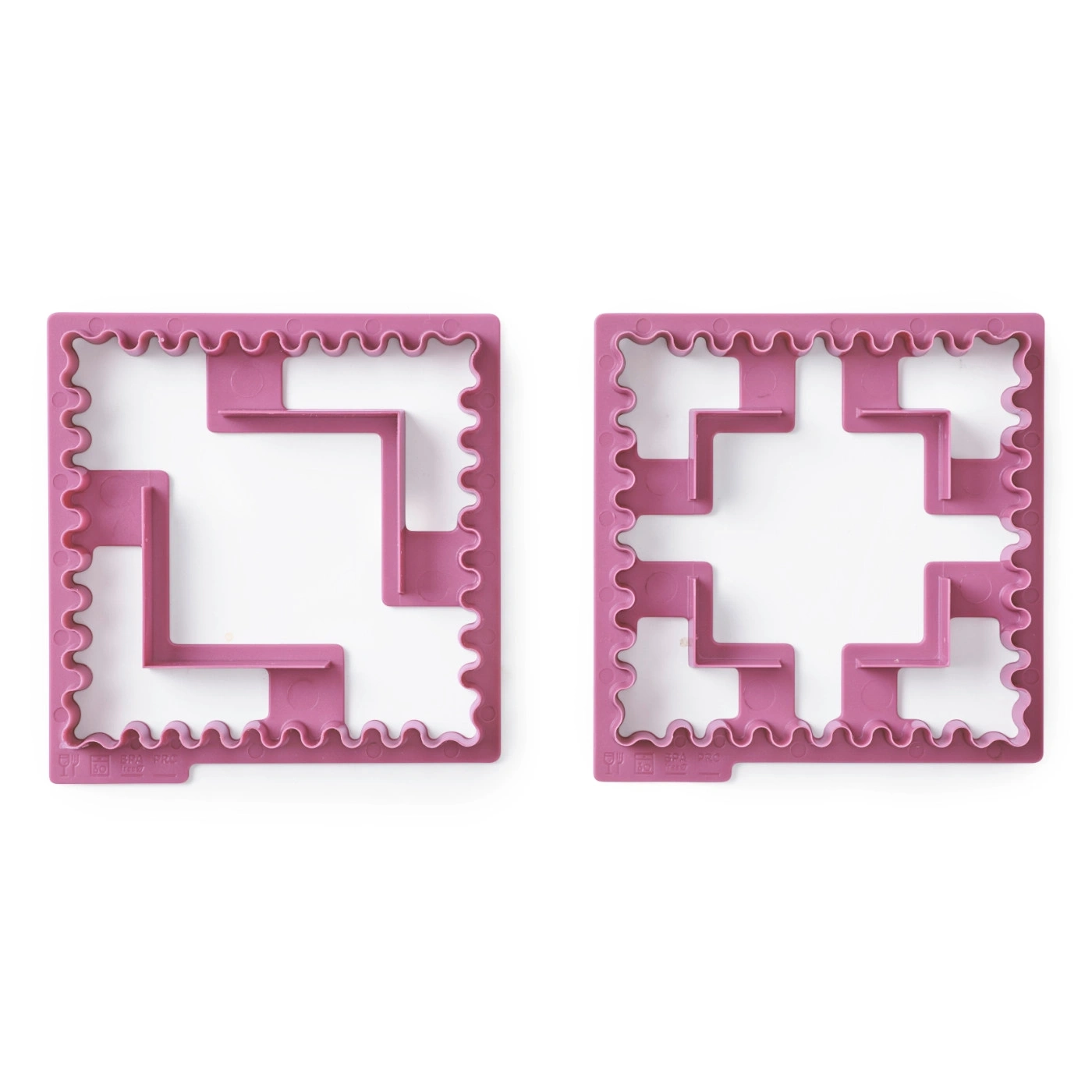 Zwei quadratische, rosa Ausstecher mit welligen Rändern und geometrischen Formen.