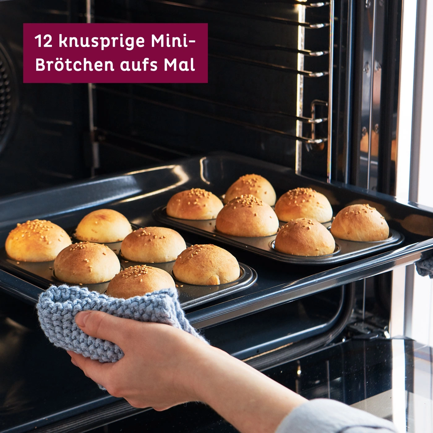 Four avec 12 petits pains croustillants sortant du four.