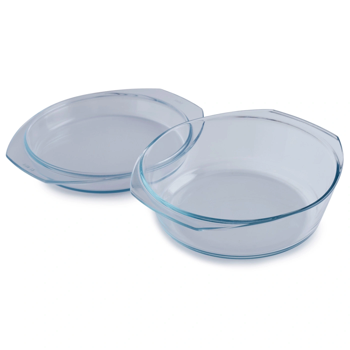 Deux plats à four ovales en verre sur fond blanc, transparents et propres.