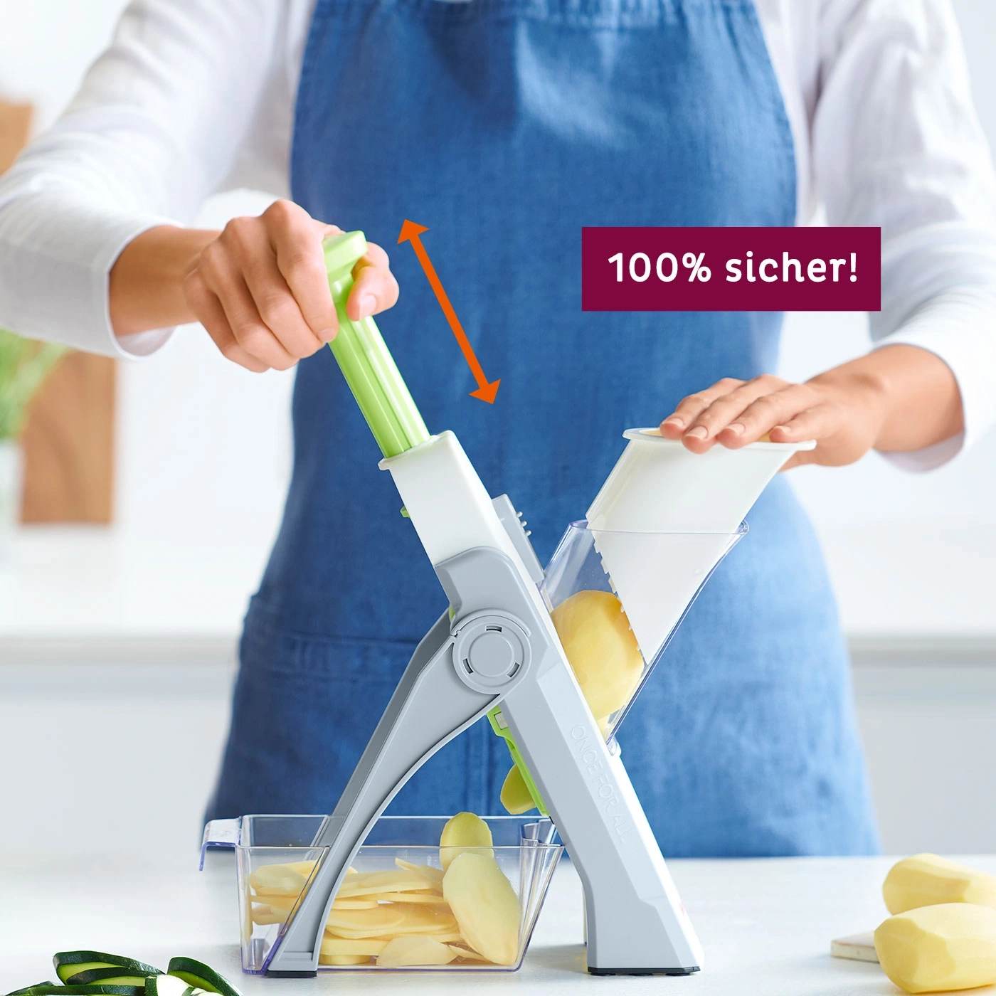 Gemüseschneider mit Kartoffeln. Person schneidet Gemüse. 100% sicher!