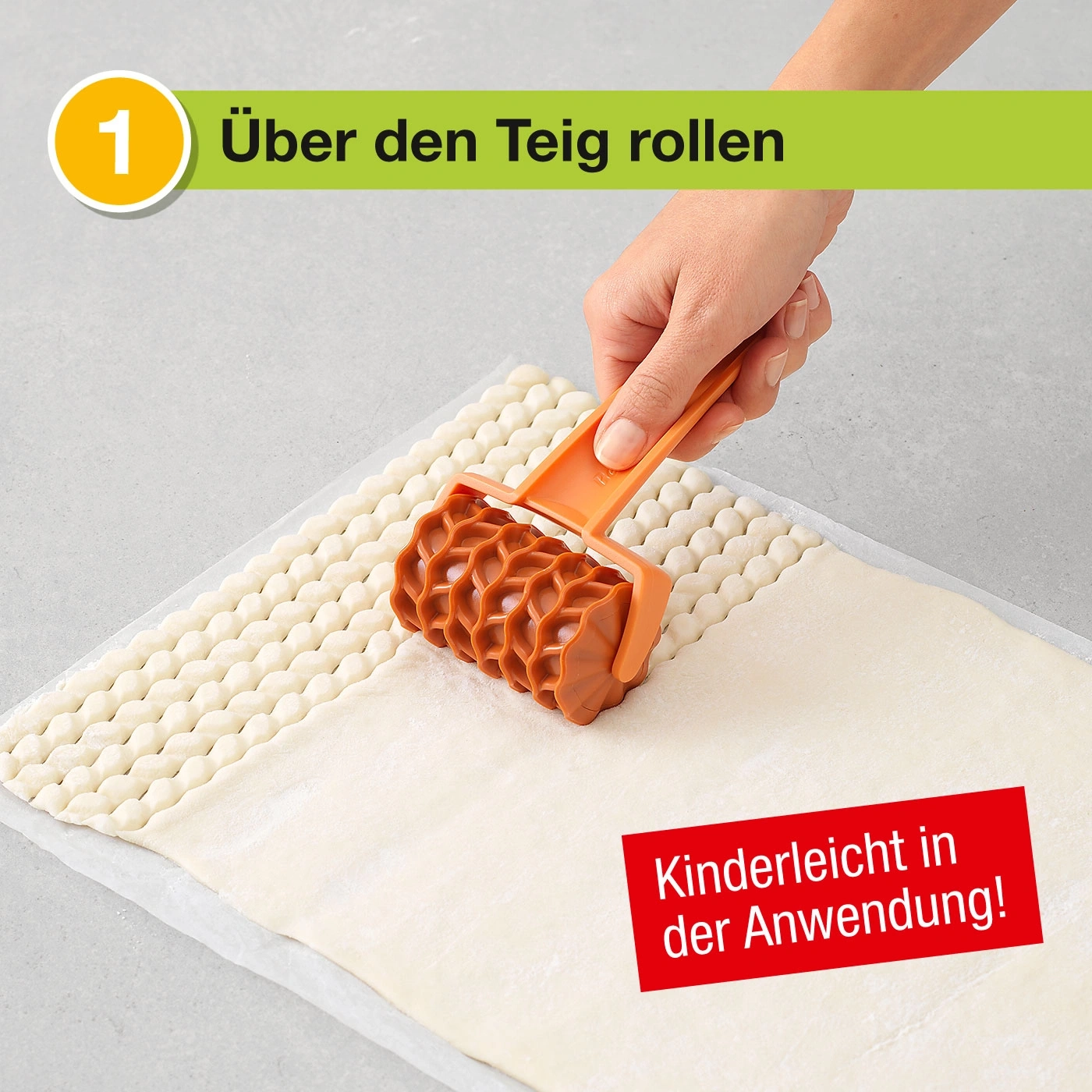 Teig wird mit einem orangefarbenen Werkzeug gerollt, Text: Kinderleicht in der Anwendung!