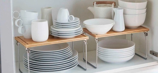 Geschirr in einem Schrank, Teller, Tassen, Schüsseln, Regale, Küche, weiß