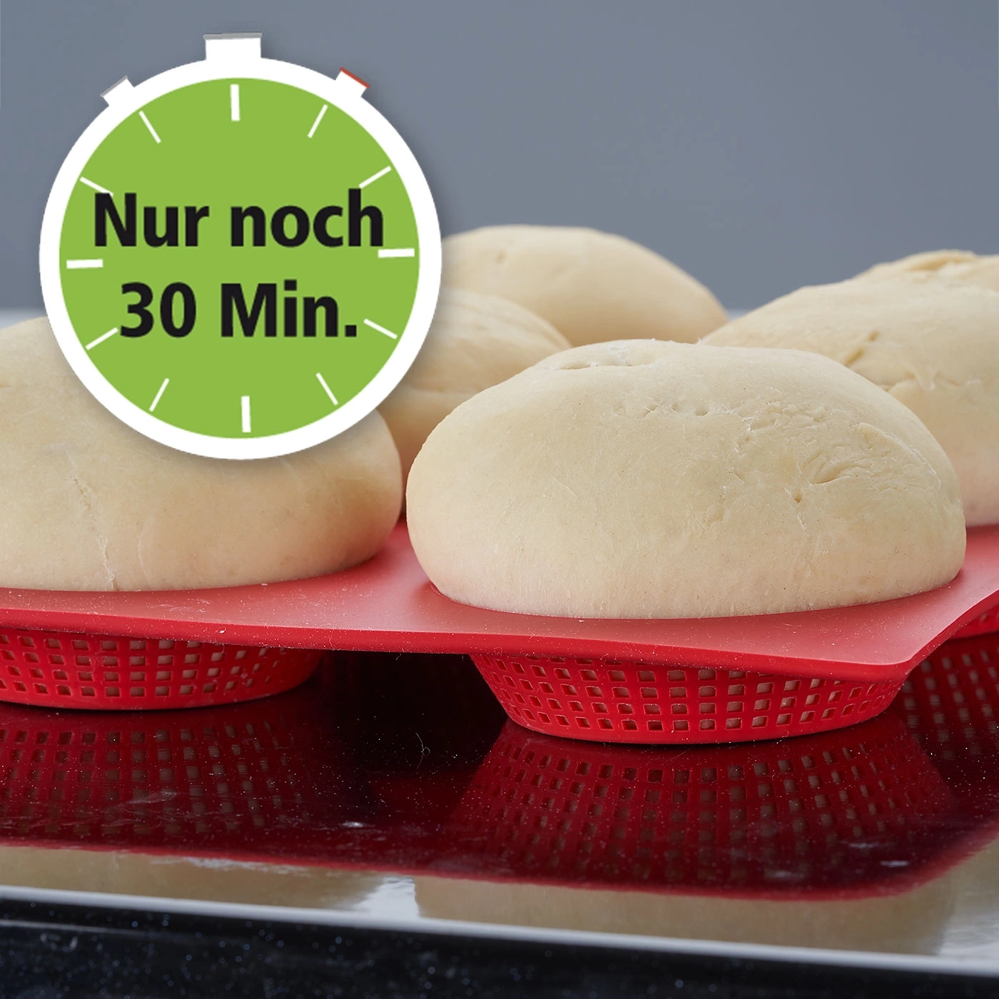 Brötchen auf rotem Tablett mit Uhr, die 30 Minuten anzeigt.