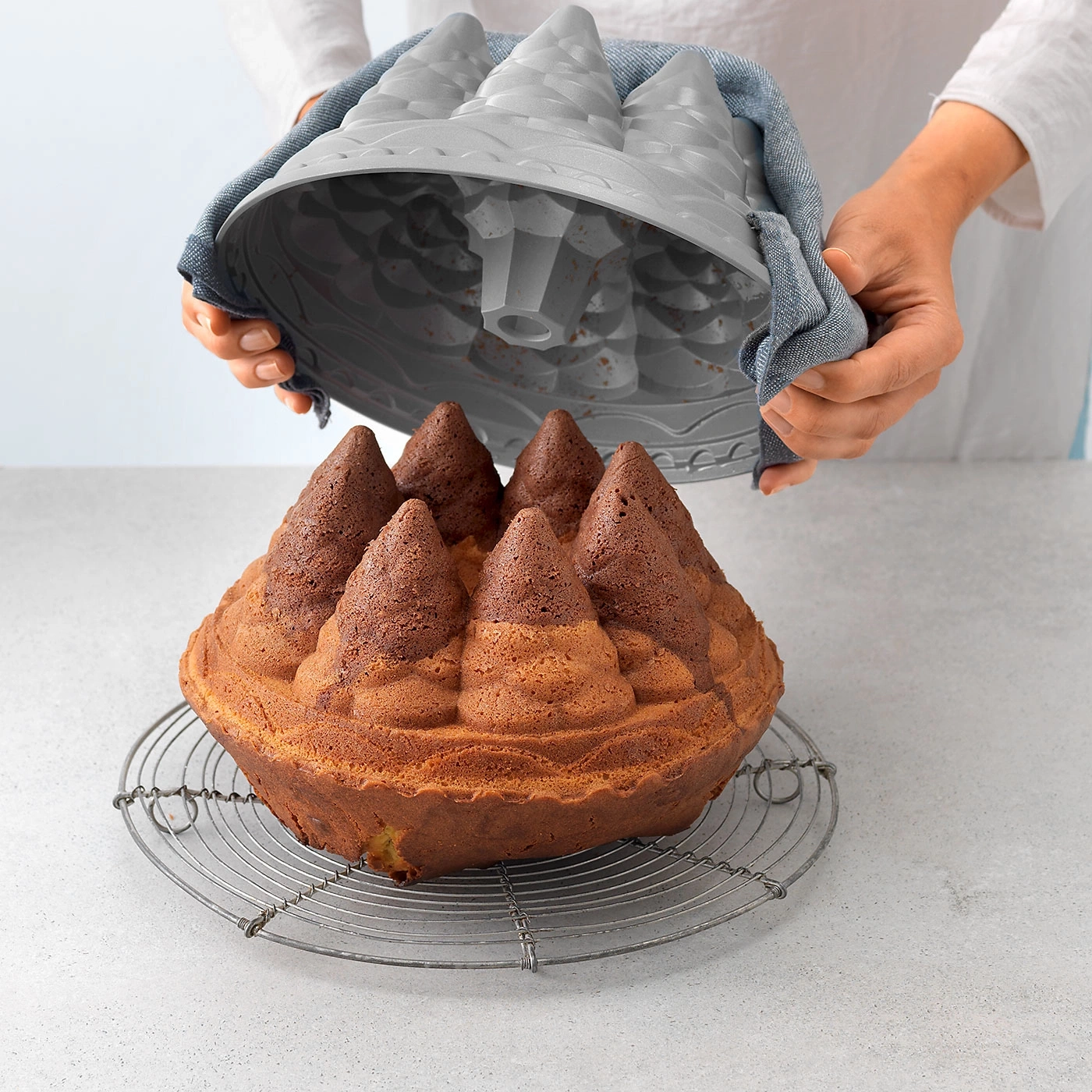 Gâteau démoulé, refroidissant sur une grille, fraîchement cuit, délicieux, prêt à être mangé.