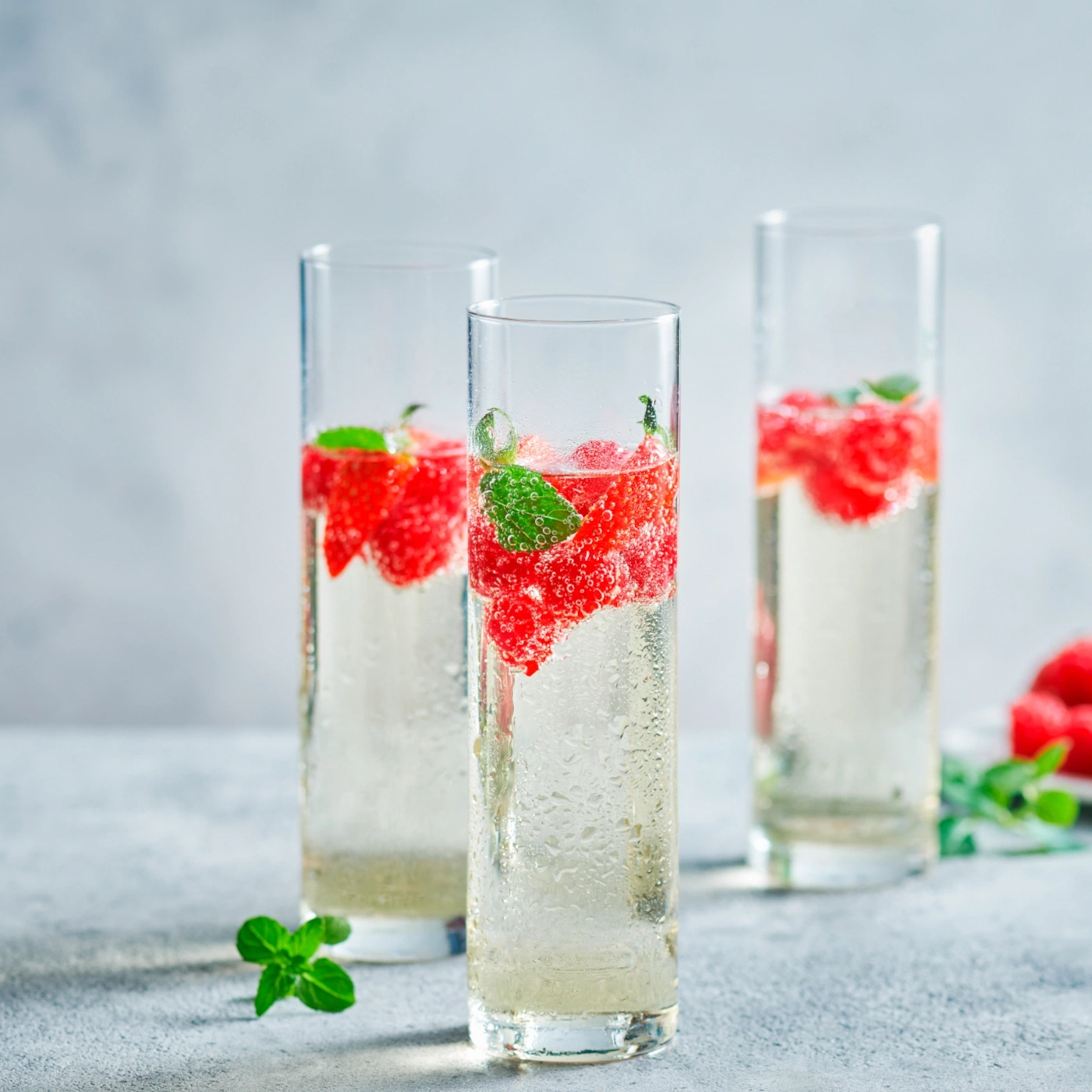 Drei Gläser mit Himbeeren und Minze, erfrischendes Getränk, Sommer